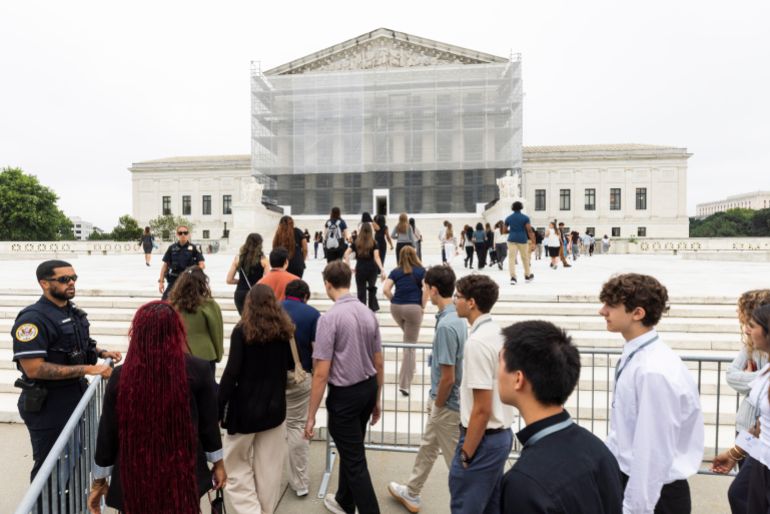 epa_685ec48da579-1751041165 epa12201041 People walk outside the US Supreme Court as the high judges prepare to issue decisions on birthright citizenship, along with five other cases, in Washington, DC, USA, 27 June 2025. Birthright citizenship, which is guaranteed by the Fourteenth Amendment to the Constitution, grants citizenship to all babies born in the United States, regardless of their parents' legal status. EPA/JIM LO SCALZO