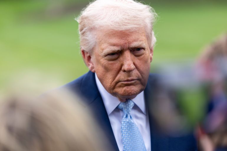 epa12837379 US President Donald J. Trump responds to a question from the news media as he walks to board Marine One on the South Lawn of the White House in Washington, DC, USA, 20 March 2026. EPA/SHAWN THEW / POOL