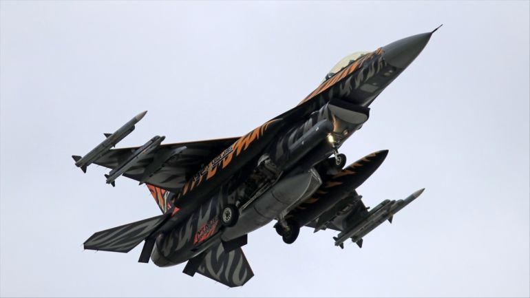 طائرة تركية تقلع من قاعدة إنجرليك الجوية جنوبي تركيا للمشاركة في عملية غصن الزيتون في عفرين السورية