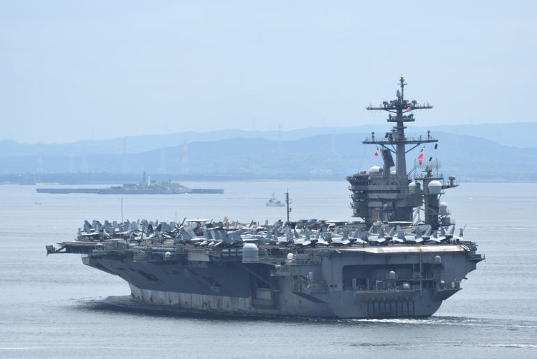 حاملة الطائرات يو إس إس ابراهام لينكون Kanagawa, Japan - June 01, 2022: United States Navy USS Abraham Lincoln (CVN-72), Nimitz-class aircraft carrier sailing in Tokyo bay.