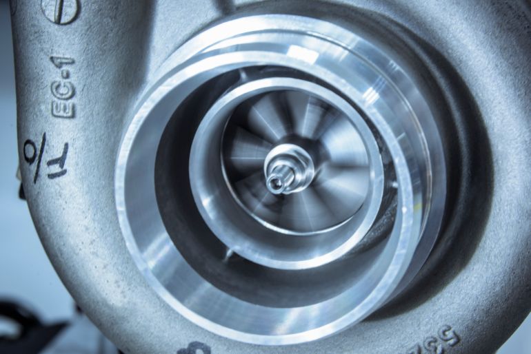 التيربو Close up detail of spinning turbocharger blades in research facility