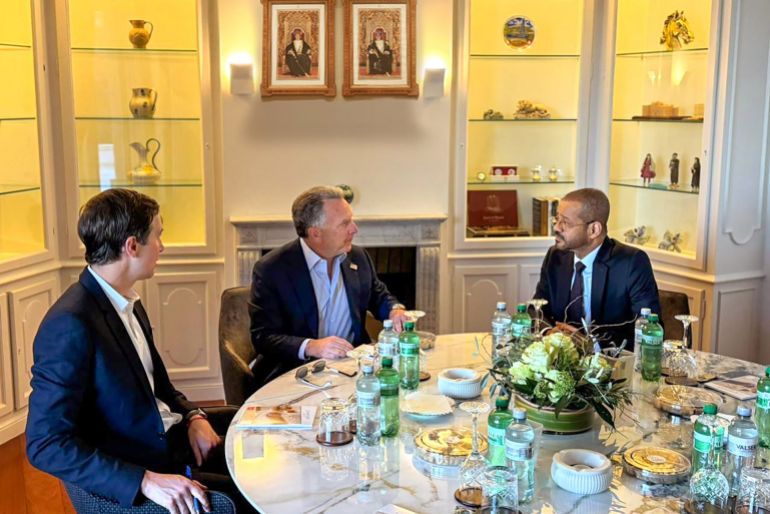 عقد معالي السيد بدر بن حمد البوسعيدي @badralbusaidi وزير الخارجية، صباح اليوم في مدينة جنيف لقاءً مع ستيف ويتكوف مبعوث الرئيس الأمريكي، وجاريد كوشنر، وذلك في إطار المفاوضات الإيرانية – الأمريكية الجارية حاليا. Foreign Ministry of Oman