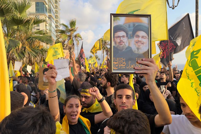 فعالية إضاءة صورتي الأمين العام لحزب الله حسن نصر الله ونائبه على صخرة الروشة في بيروت، في ذكرى اغتيالهما