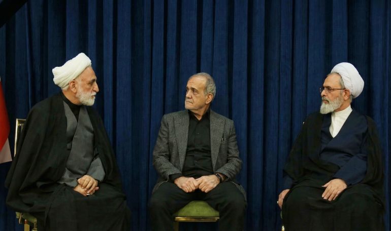من اليمين رجل الدين آية الله علي رضا أعرافي والرئيس الإيراني مسعود بزشكيان ورئيس السلطة القضائية غلام حسين محسني إجئي - المصدر: تسنيم