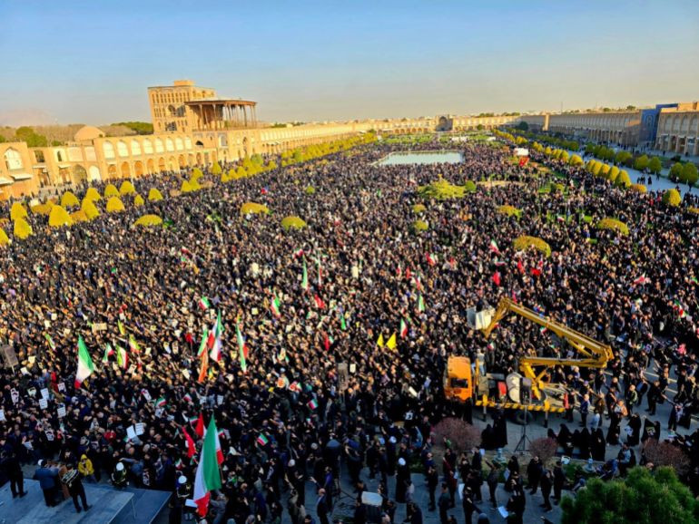 مظاهرات في أصفهان مؤيدة للنظام الإيراني بعد إعلان مقتل المرشد- إيران - المصدر: تسنيم