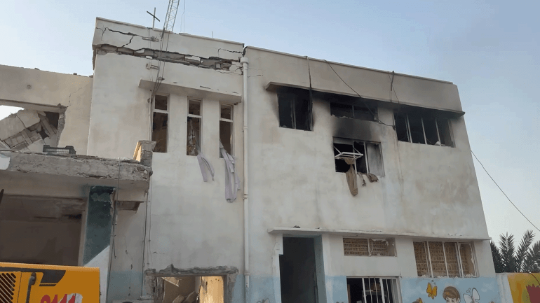 مجزرة مدرسة البنات الابتدائية في مدينة ميناب جنوب إيران المصدر: الجزيرة نت مهداة للجزيرة نت من المصور الرسمي (الخاص) للجنة تنظيم مراسم تشييع ودفن الشهداء في ميناب