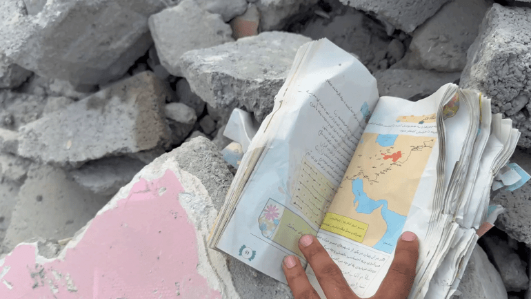 مجزرة مدرسة البنات الابتدائية في مدينة ميناب جنوب إيران المصدر: الجزيرة نت مهداة للجزيرة نت من المصور الرسمي (الخاص) للجنة تنظيم مراسم تشييع ودفن الشهداء في ميناب