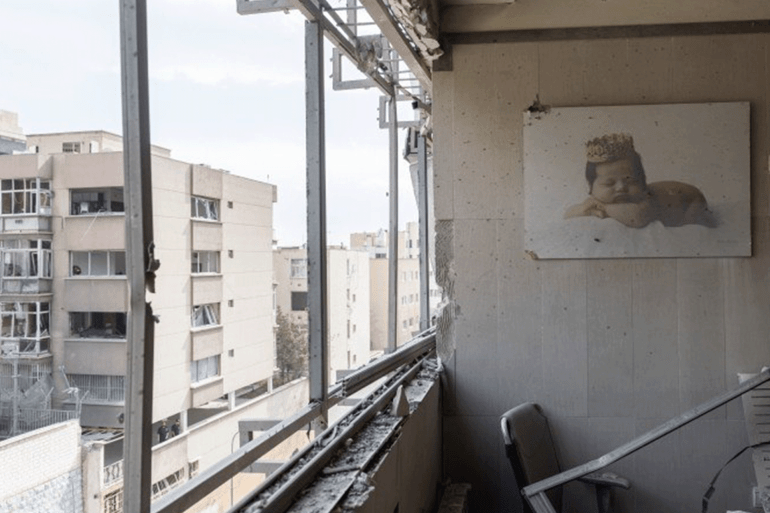 المصدر: وكالة تسنيم الإيرانية آثار هجوم الولايات المتحدة والكيان الصهيوني على مستشفى غاندي استهدفت الولايات المتحدة والكيان الصهيوني مستشفى غاندي في طهران في عملٍ يُوصف بأنه جريمة حرب. شاهدوا تقرير وكالة تسنيم المصور هنا.