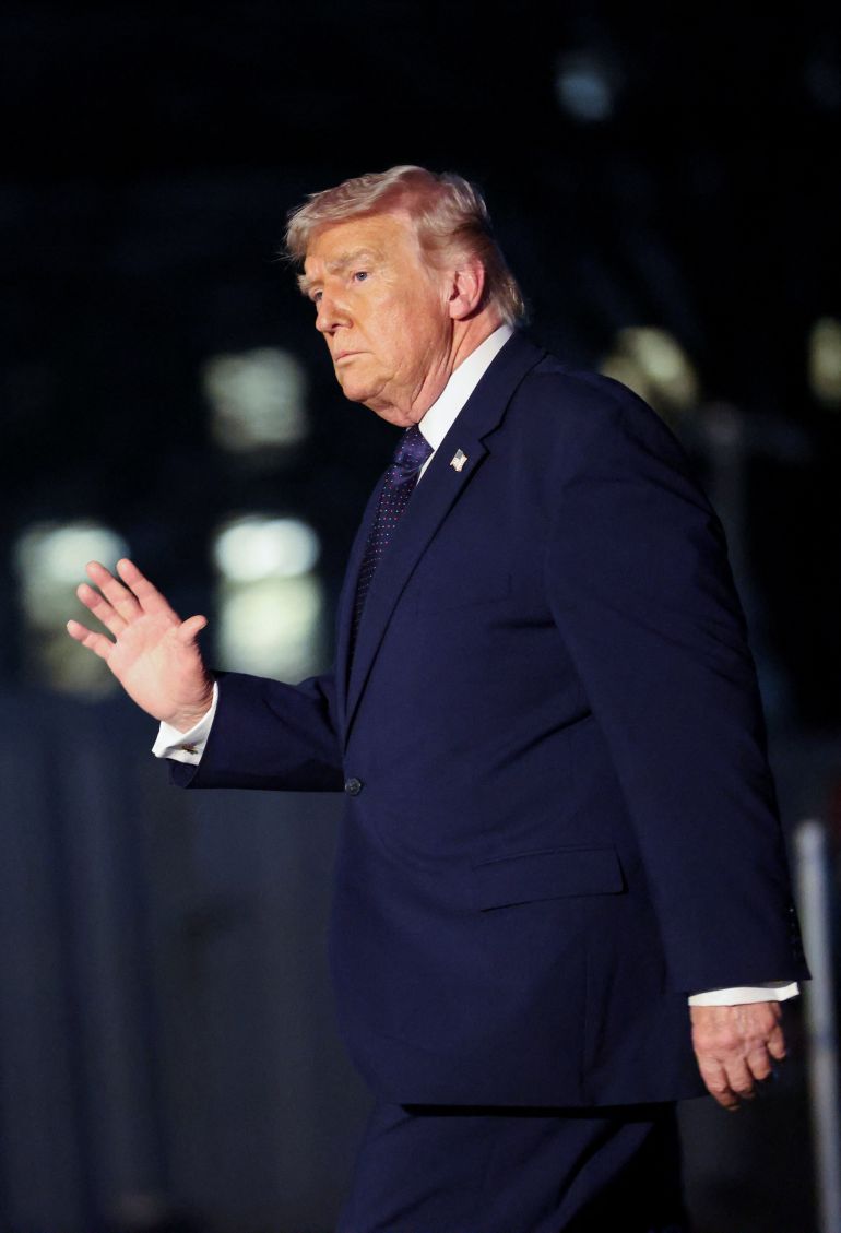 U.S. President Donald Trump waves as he arrives at the White House from Florida, in Washington, D.C., U.S., March 9, 2026. REUTERS/Evelyn Hockstein