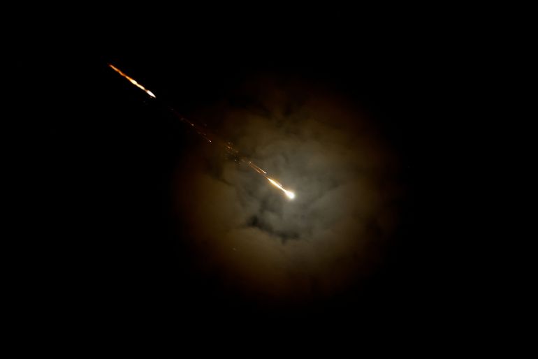 reuters_69c86f41-1774743361 An Iranian missile flies towards Israel, amid the U.S.-Israeli conflict with Iran, as seen from Hebron, in the Israeli-occupied West Bank, March 28, 2026. REUTERS/Mussa Qawasma TPX IMAGES OF THE DAY