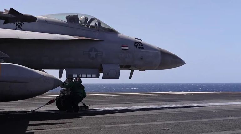 s1-1774673055 مقاتلة إف/إيه-18إي سوبر هورنت تقلع من حاملة الطائرات يو إس إس جيرالد آر فورد خلال عملية الغضب الملحمي (الجيش الأمريكي)