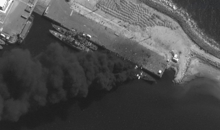 satelll-1-1772309674 صور أقمار صناعية توثق استهداف قاعدة بحرية إيرانية واشتعال سفينة حربية (شركة "فانتور" الأمريكية)