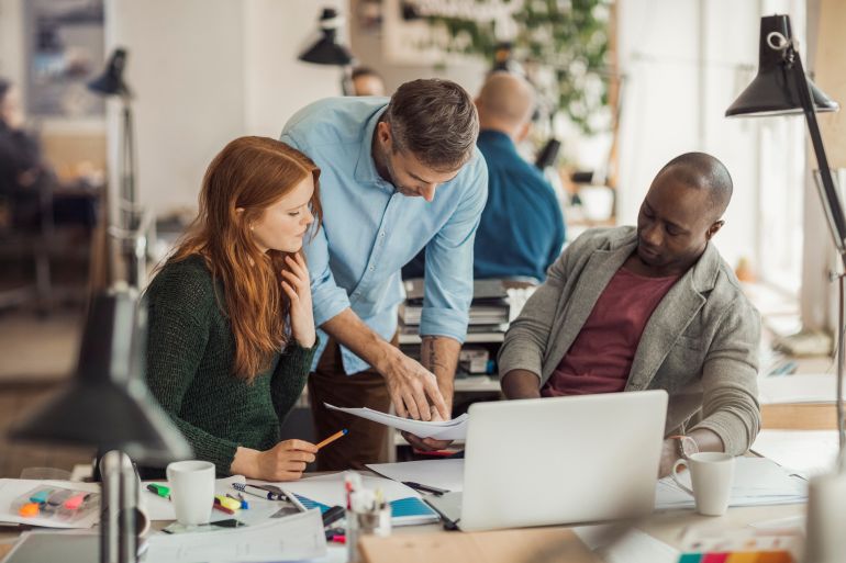 shutterstock_2368399279-1774868634 الشركات الناشئة تواجه صعوبة في الخروج من هيمنة الشركات الكبرى التي تمولها