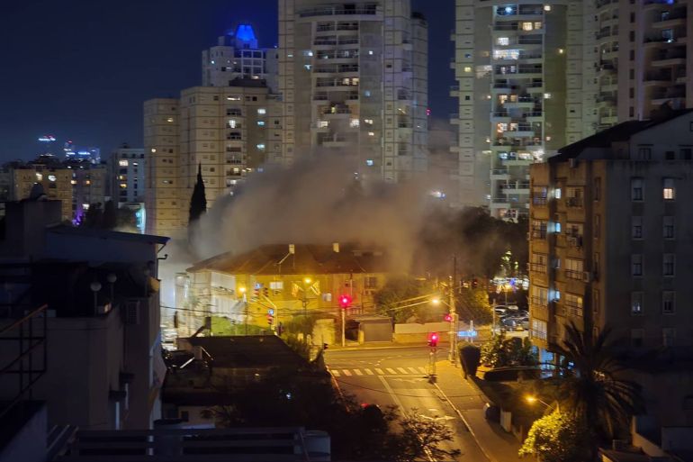 سقوط صاروخ إيراني على منطقة تل أبيب الكبرى