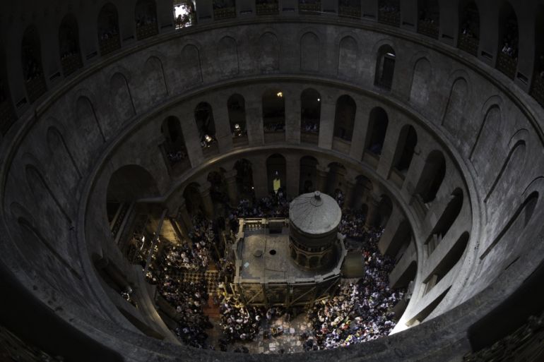 1-أسيل جندي، البلدة القديمة، كنيسة القيامة كما تبدو من الأعلى وتضم المراحل الخمسة الأخيرة من درب الآلام وفيها يحتفل بسبت النور(الجزيرة نت)