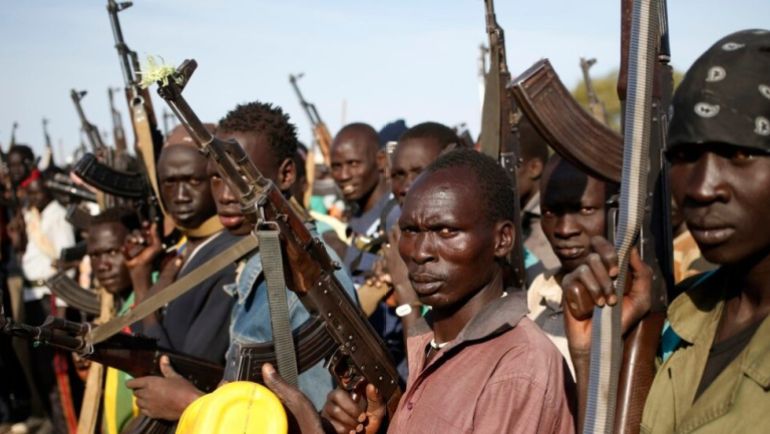 1.مجموعة من مقاتلي الجيش الابيض وهم يتاهبون للمعركة