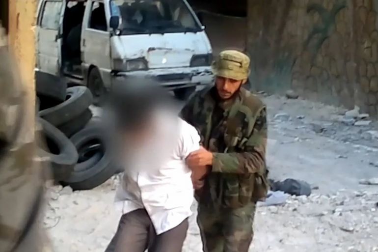 سوريا - دمشق- صف الضابط بقوات النظام أمجد اليوسف مرتكب مجزرة حي التضامن بدمشق عام 2013 (مواقع التواصل الاجتماعي)