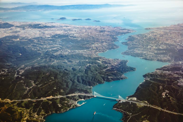مشهد جوي لإسطنبول يبرز البوسفور رابطا بين آسيا وأوروبا(غيتي)