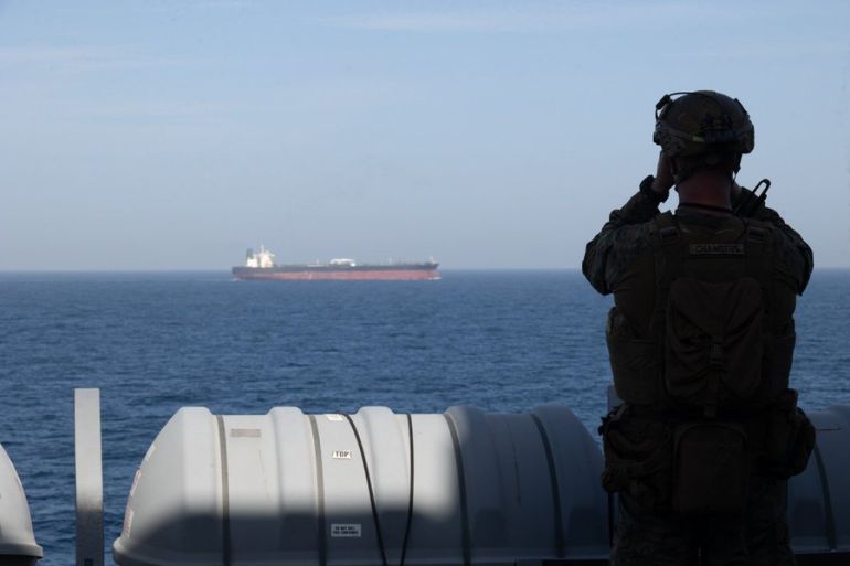 سفينة حربية أمريكية تنفذ دوريات ضمن الحصار البحري (سينتكوم)