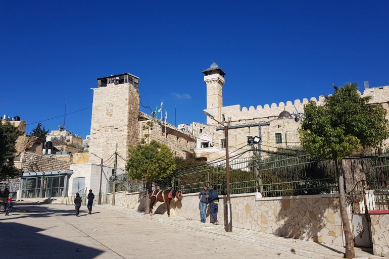 3-1708802736 - الخليل-البلدة القديمة-الجزيرة نت - المسجد الإبراهيمي وإلى اليسار البوابات الإلكترونية آخر حاجز قبيل دخول المسجد