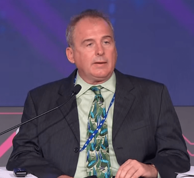 برنارد جانسن: الخطر الحقيقي يكمن في الرفقة الزائفة والقبول الدائم الذي توفره الآلة، مما يفقد الإنسان القدرة على التعامل مع تعقيدات وخيبات الأمل الطبيعية في العلاقات البشرية (المصدر: صورة رسمية من الضيف)