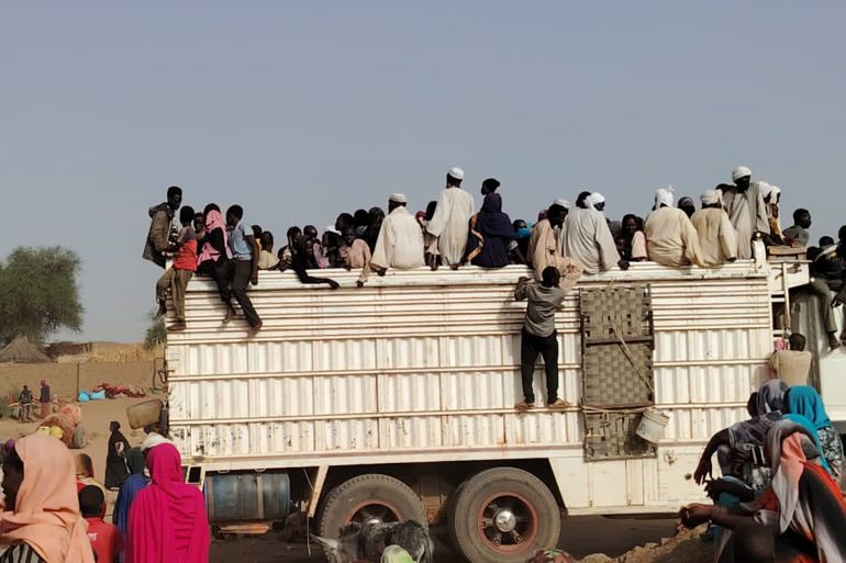 نازحين فارين من الفاشر ـ زمزم الي بلدة طويلة في وقت سابق ـ المصدر الجزيرة نت