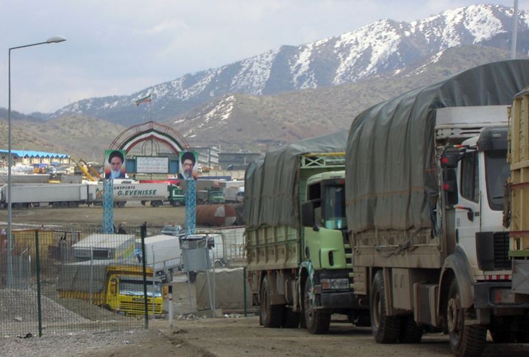 الحدود الايرانية العراقية Loaded trucks cross the Iranian-Iraqi border at the Kurdistan crossing point of Bashmakh 03 March 2007. A truck loaded with crates of fruit shuddered over the muddy stream marking the northeastern limit of Iraq and halted while customs agents gave it a cursory once over. The White House has accused Iranian agents of smuggling weapons and cash to Iraq's warring factions, including a deadly armour-piercing bomb that has been blamed for the deaths of 170 American soldiers. AFP PHOTO/THIBAULD MALTERRE (Photo by THIBAULD MALTERRE / AFP)