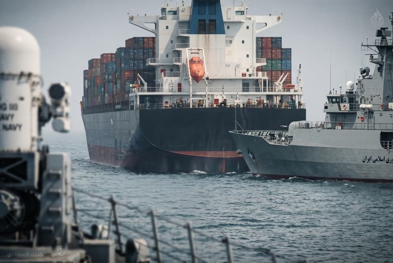 تصميم خاص - صور محاكاة افتراضية للحصار الأمريكي لـ مضيق هرمز وفرض الرسوم الإيرانية على السفن ( مولدة بالذكاء الاصطناعي)