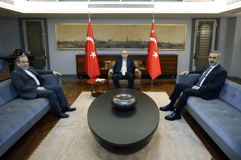 6465-1777337234 This handout photograph taken and released by the Turkish presidential press service on January 30, 2026, shows Turkish Foreign Minister Hakan Fidan (R) with Iran's Foreign Minister Abbas Araqchi (L) received by Turkey's President Recep Tayyip Erdogan (C) prior to a meeting in Istanbul. (Photo by HANDOUT / TURKISH PRESIDENTIAL PRESS SERVICE / AFP) / RESTRICTED TO EDITORIAL USE - MANDATORY CREDIT "AFP PHOTO / TURKISH PRESIDENTIAL PRESS SERVICE / HANDOUT / " - NO MARKETING NO ADVERTISING CAMPAIGNS - DISTRIBUTED AS A SERVICE TO CLIENTS