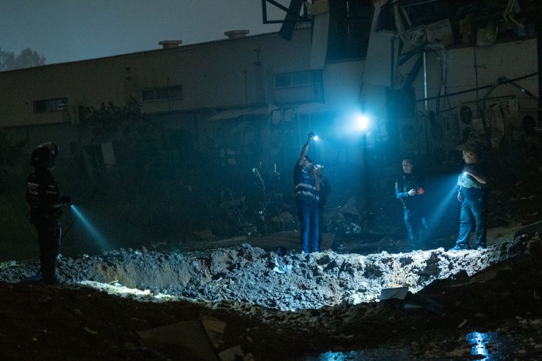 6d8bad8a7d8a8d984-1775325327 PETAH TIKVA, ISRAEL - APRIL 2: Emergency crews inspect a crater where an Iranian ballistic missile struck an industrial area on April 2, 2026 in Petah Tikva, Israel. Iran has continued firing waves of drones and missiles at Israel after the United States and Israel launched a joint attack on Iran early on February 28th. (Photo by Erik Marmor/Getty Images)