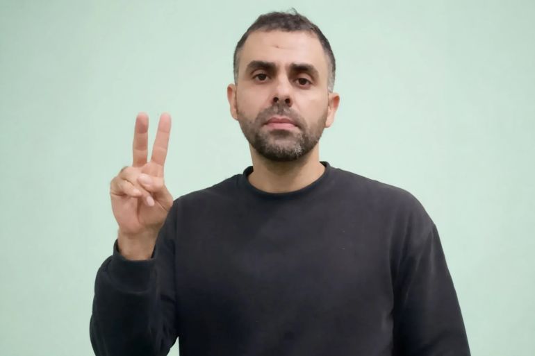 الناطق السابق باسم كتائب القســـام حذيفة الكحلوت "أبو عبيدة" نحيفًا بسبب فقدانه وزنه خلال فترة المجاعة على القطاع  أنس آل الشريف فيسبوك