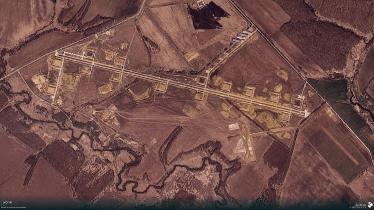 من مساحة خضراء مفتوحة إلى قاعدة مسيرات.. صور أقمار صناعية توثق توسع موقع روسي قرب أوكرانيا المصدر: Planet Labs PBC