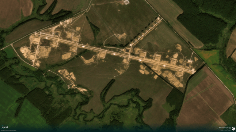 من مساحة خضراء مفتوحة إلى قاعدة مسيرات.. صور أقمار صناعية توثق توسع موقع روسي قرب أوكرانيا المصدر: Planet Labs PBC