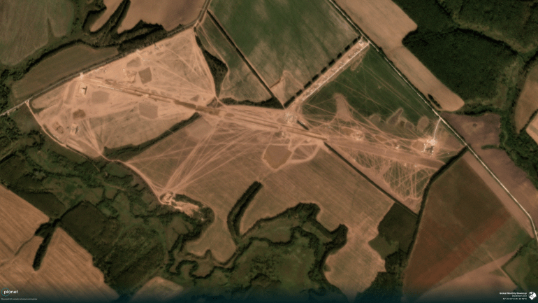 من مساحة خضراء مفتوحة إلى قاعدة مسيرات.. صور أقمار صناعية توثق توسع موقع روسي قرب أوكرانيا المصدر: Planet Labs PBC