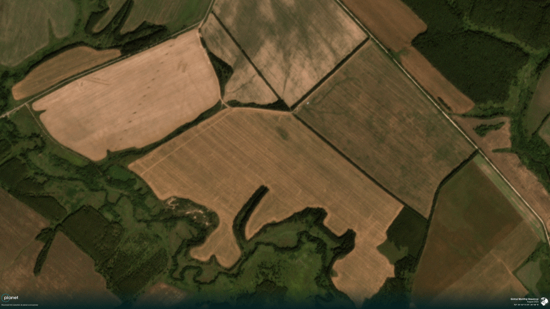 من مساحة خضراء مفتوحة إلى قاعدة مسيرات.. صور أقمار صناعية توثق توسع موقع روسي قرب أوكرانيا المصدر: Planet Labs PBC