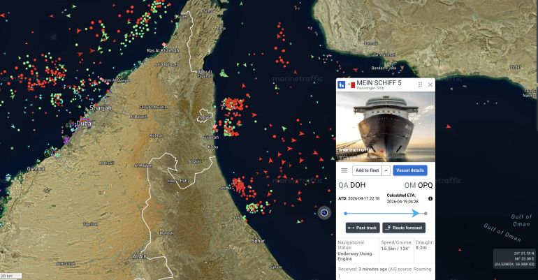 أظهرت بيانات ملاحية حللتها وحدة المصادر المفتوحة في شبكة الجزيرة عبور 5 سفن ركاب مخصصة للرحلات السياحية مضيق هرمز بين 17 و18 أبريل/نيسان، في أول عودة من هذا النوع منذ بدء الحرب على إيران، بعدما كانت سفن الرحلات السياحية تتجنب المخاطرة والمرور عبر المضيق بشكل كامل. مارين ترافيك