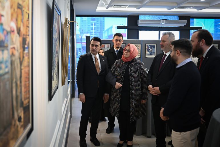 8484684-1776344249 Yurtdışı Türkler ve Akraba Topluluklar Başkanlığının (YTB) ev sahipliğinde Ankara'da "Fırçanın Dilinden Filistin" resim sergisi düzenlendi. Filistin Teknik Üniversitesi Tasarım ve Uygulamalı Sanatlar Fakültesi öğrencileri tarafından hazırlanan YTB'deki sergiye TBMM İdare Amiri ve Türkiye-Filistin Parlamentolar Arası Dostluk Grubu Başkanı Hasan Turan (sol 3), eski Aile, Çalışma ve Sosyal Hizmetler Bakanı Zehra Zümrüt Selçuk (sol 2), YTB Başkanı Abdulhadi Turus (solda), Filistin Teknik Üniversitesi akademisyenlerinden sergi sorumlusu Khaled Yousef Jameel Staitia ile çok sayıda davetli katıldı. ( Hakan Nural - Anadolu Ajansı )