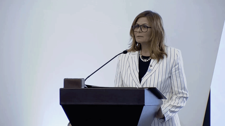 هند قبوات وزيرة الشؤون الاجتماعية والعمل السورية المصدر: شاشة الجزيرة في قصر الشعب - دمشق