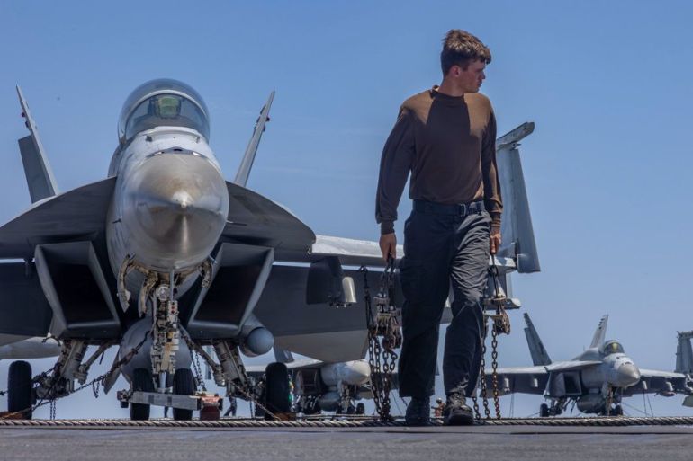 تجهيز طائرة مقاتلة على متن حاملة طائرات في بحر العرب (سينتكوم)