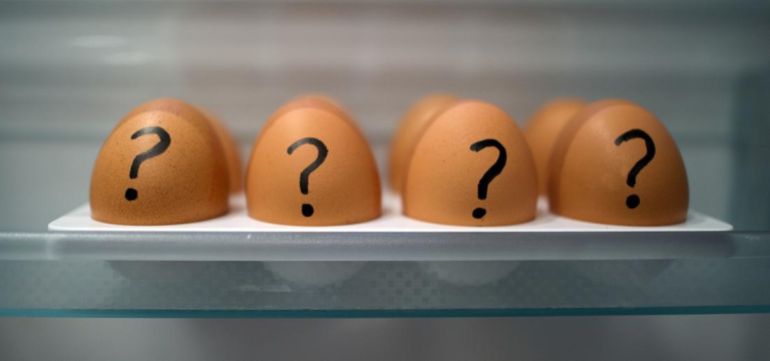 ينبغي تخزين البيض في الثلاجة، ويفضل أن تتراوح درجة الحرارة بين 4 و6 درجات مئوية؛ فعند هذه الدرجات يصعب على مسببات الأمراض التكاثر على القشرة. (النشر مجاني لعملاء وكالة الأنباء الألمانية “dpa”. لا يجوز استخدام الصورة إلا مع النص المذكور وبشرط الإشارة إلى مصدرها.) عدسة: dpa صور: dpa