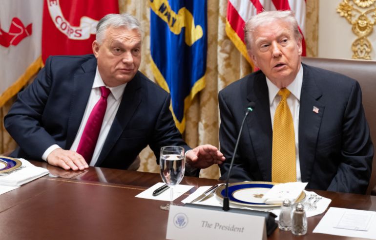 US President Donald Trump (R) and Hungarian Prime Minister Viktor Orban hold a meeting in the Cabinet Room of the White House in Washington, DC on November 7, 2025. (Photo by SAUL LOEB / AFP) (الفرنسية)