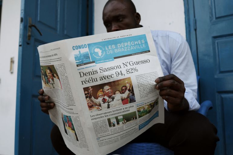 Am man reads a newspaper carrying the headline of the reelection of incumbent Congolese Presedent Denis Sassou Nguesso in Brazzaville on March 18, 2026.
