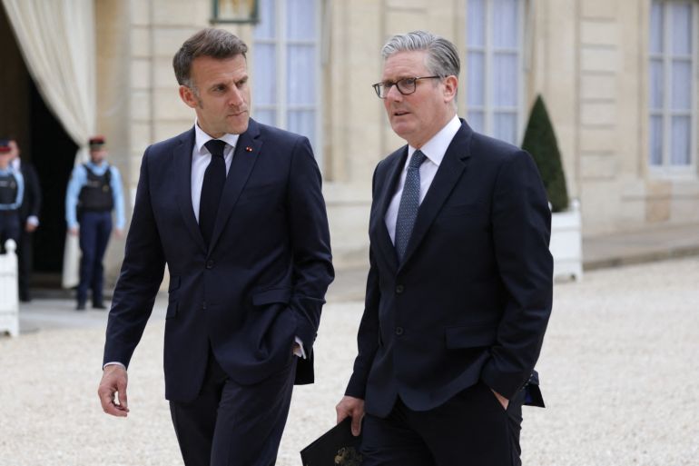CORRECTION / France's President Emmanuel Macron (L) and British Prime Minister Keir Starmer talk in the courtyard as part of a meeting of allies to consider sending a multinational force to ensure security and free-flowing trade in the Strait of Hormuz, at the presidential Elysee Palace in Paris on April 17, 2026.