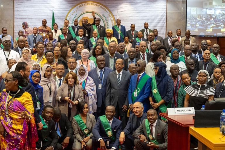 صورة رقم AU1 ـ صورة جماعية لرئيس مفوضية الاتحاد الافريقي مع أعضاء برلمان عموم افريقيا اثناء الجلسة الاستثنائية لبرلمان عموم افريقيا المصدر : الإتحاد الأفريقي