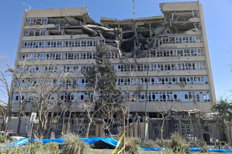 مشهد من الدمار في أحد مباني السلطة القضائية وسط طهران (الجزيرة)