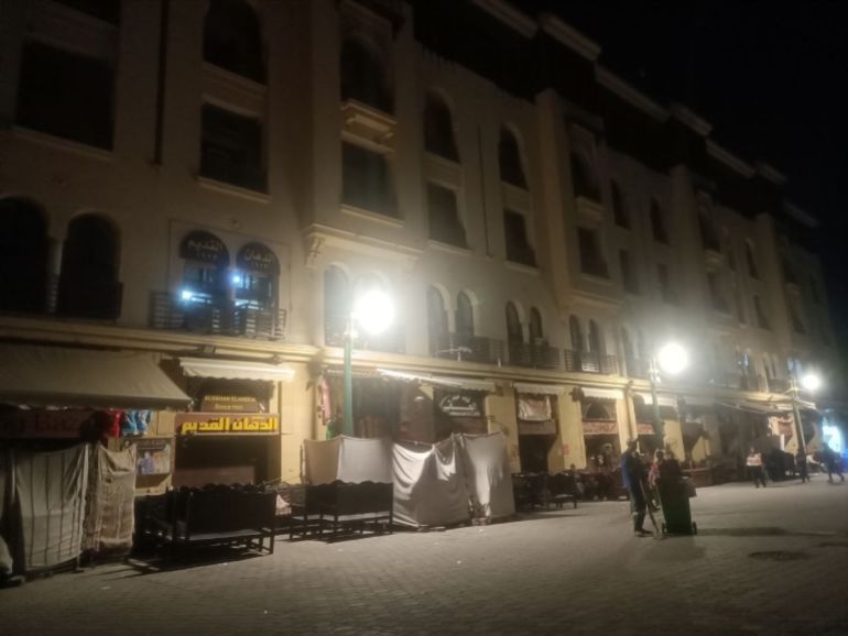 لم تشمل الاستثناءات المقاهي والمطاعم والمحال السياحية في منطقة الحسين والمعز