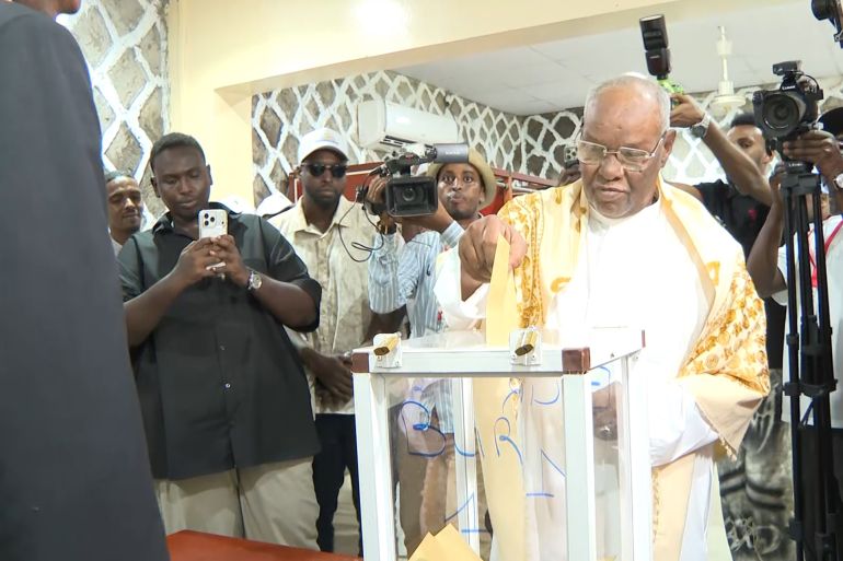 d8a8d98ad8a1d984d8aad986-1775834942 المرشح محمد فارح سمتر، رئيس حزب الوسط الديمقراطي الموحد يصوت