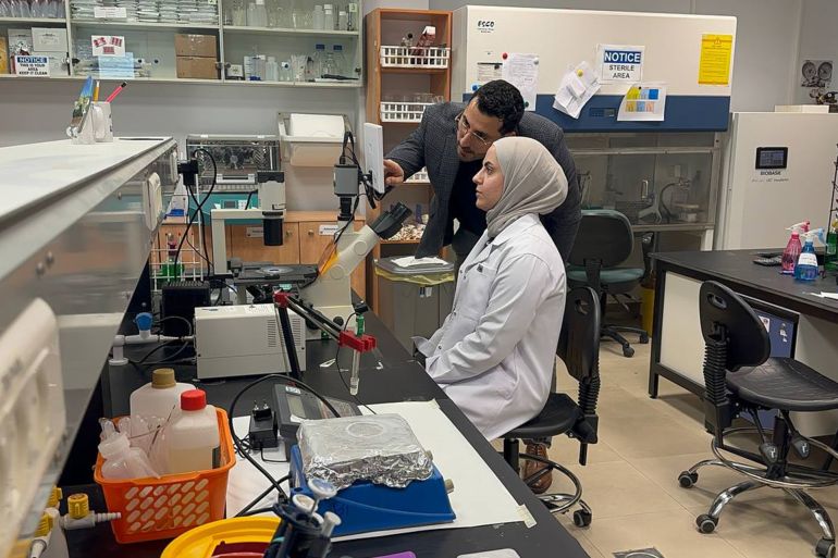 فاطمة محمود الجزيرة نت نابلس فلسطين جامعة النجاح الوطنية / الدكتور محمد قنيبي أستاذ مساعد في كلية الطب بجامعة النجاح والمشرف على مركز الأعصاب للأبحاث العلمية نشر بالتعاون مع سوسانا وغيرها العديد من الأبحاث في مجال الخلايا العصبية.