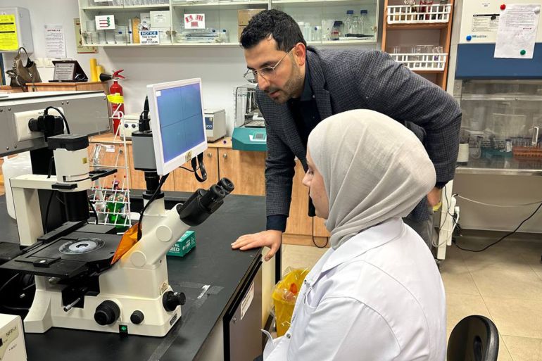 / فاطمة محمود الجزيرة نت نابلس فلسطين جامعة النجاح الوطنية / يتدرب اليوم في مركز الأعصاب قرابة ٥ طلاب باحثين، نقلت لهم سوسانا خبرتها في البحث العلمي وأساليبه والنقاط الاساسية للبداية فيه