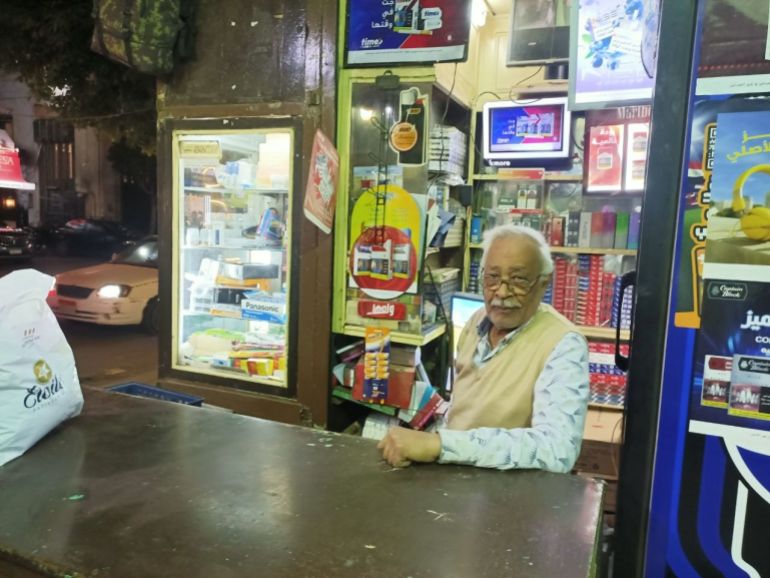عم سامي داخل الكشك في ممر فيلبس؛ الذي يربط بين شارع عدلي وشارع شريف